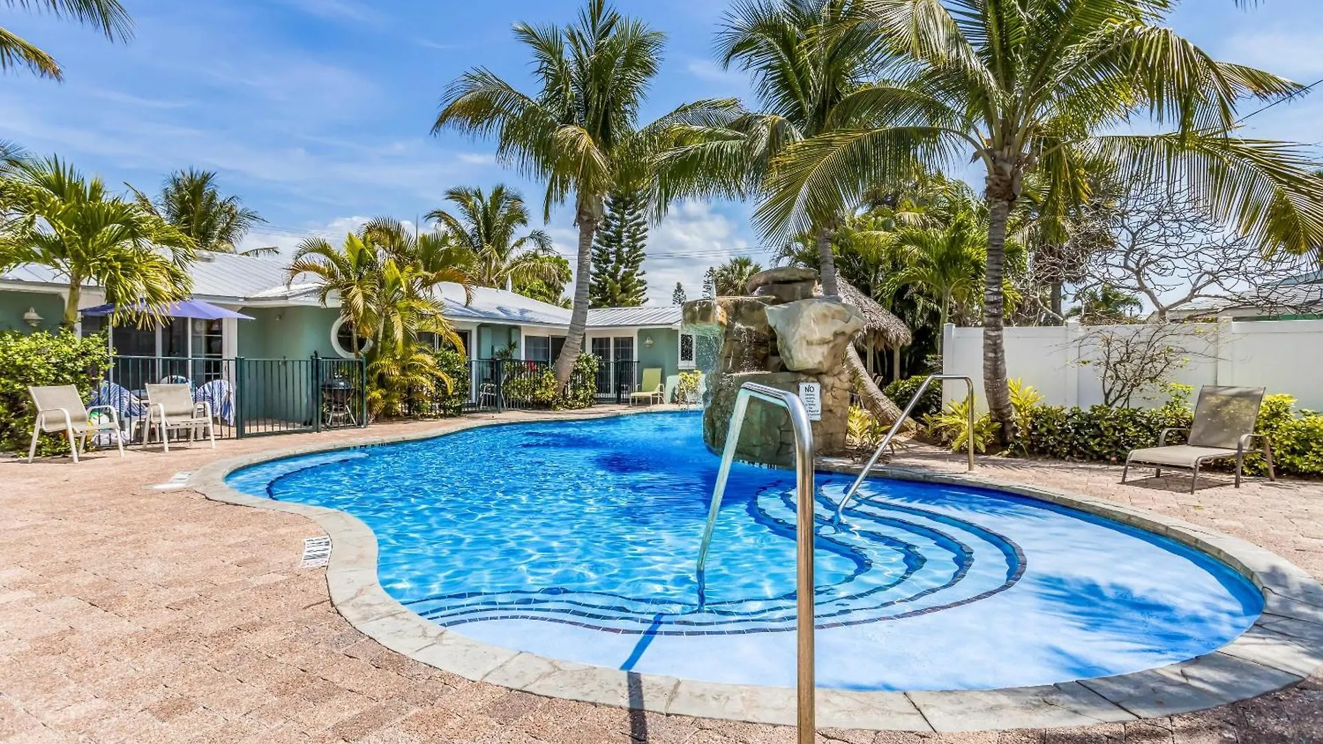 8 Beach Hotels Close to Coquina Beach Worth Booking