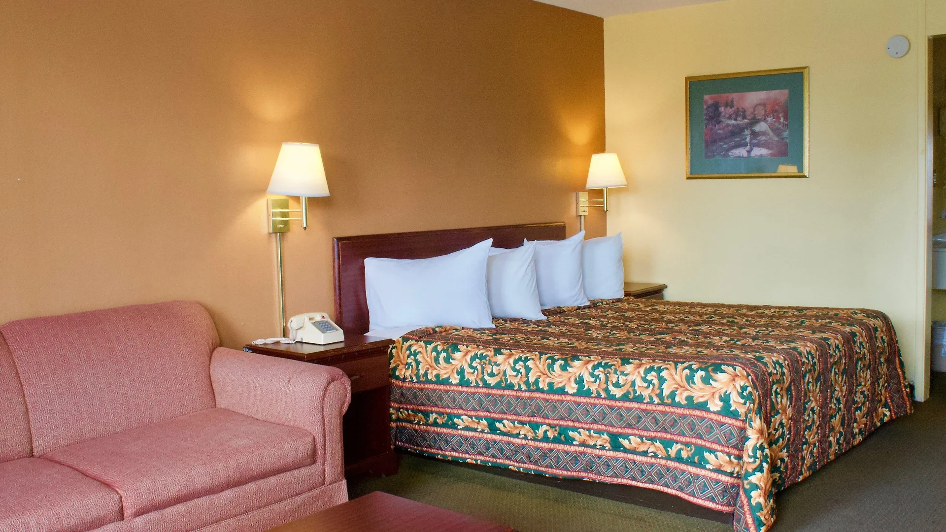 4 Golf Hotels Near Emmanuel Theological Seminary for Easy Course Access